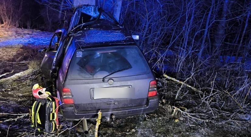 TRAGÉDIA: Fának hajtott egy Volkswagen Golf, 18 éves sofőr vesztette életét