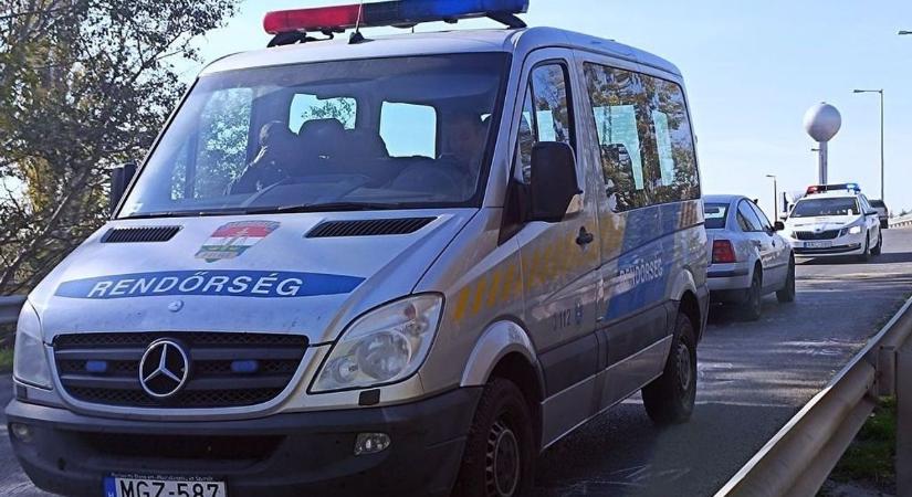 Az út helyett a kilométerórát nézte, halálra gázolt egy gyalogost a felüljárón – fotók, videó