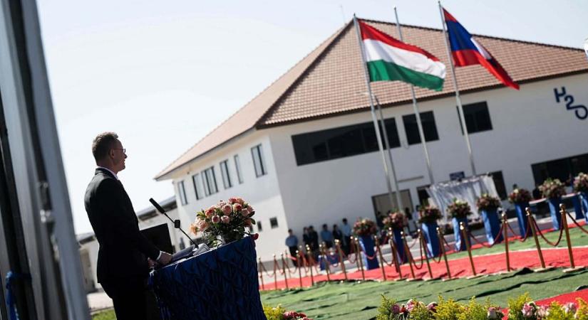 Szijjártó Péter messzire ment, hogy átadjon egy magyar hitelből épült beruházást