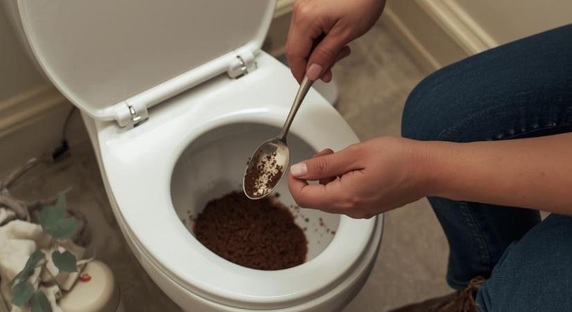 Egy kanál is elég: ezért öntenek egyre többen kávézaccot a WC-be