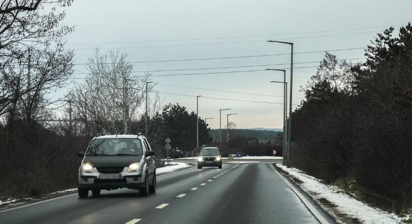 Figyelem! Saras eső és ködfoltok lassítják a forgalmat