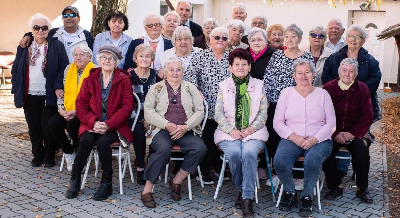 Nagy az öröm az Ácsi Idősek Klubjában: így segíti az időseket az új elektromos kisbusz  videó