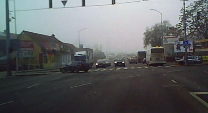 Mint a GTA-ban: kénye-kedve szerint kanyarodott egy autós a belvárosban (VIDEÓ)