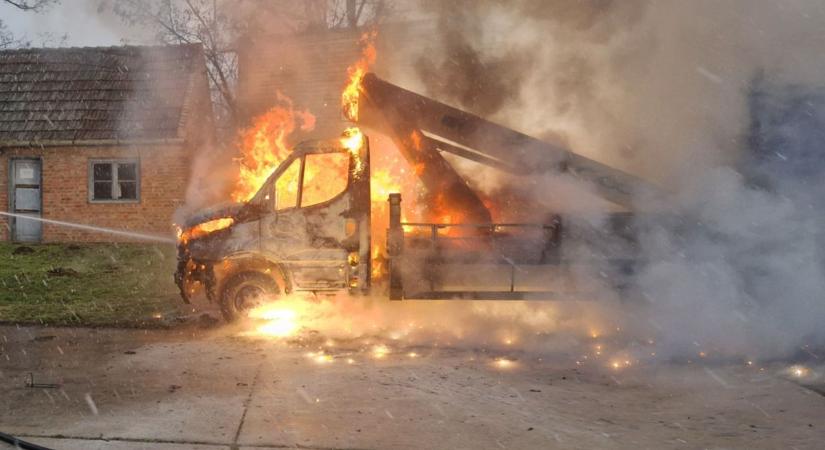 Óriási lángokkal égett a kisteherautó Tiszafüreden – fotókon mutatjuk, mi maradt a járműből