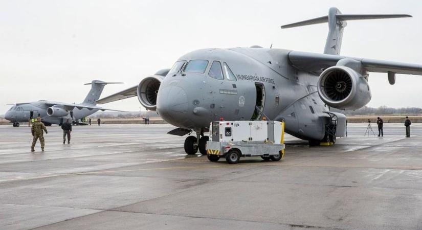 Kecskemét óriásgépeinek testvérei Ázsia egén – fotók, videó