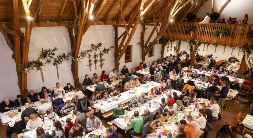 Nemes hagyományok szerint készültek a disznótoros finomságok Kakasdon (videó)