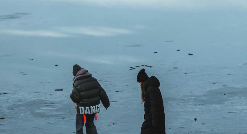 A katasztrófavédelem figyelmeztet, miután két testvér a jeges vízben életét vesztette