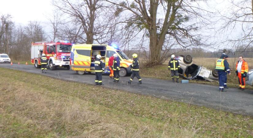 Árokba rohant az autó, a mentő vitte el a sofőrt