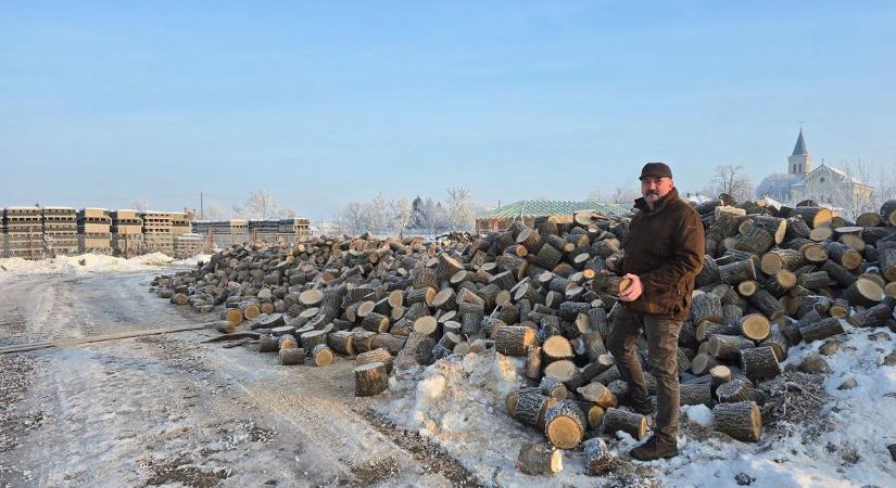 Senkit nem hagynak fázni! Bevált módszere van Újszásznak, évek óta működik a rendszer