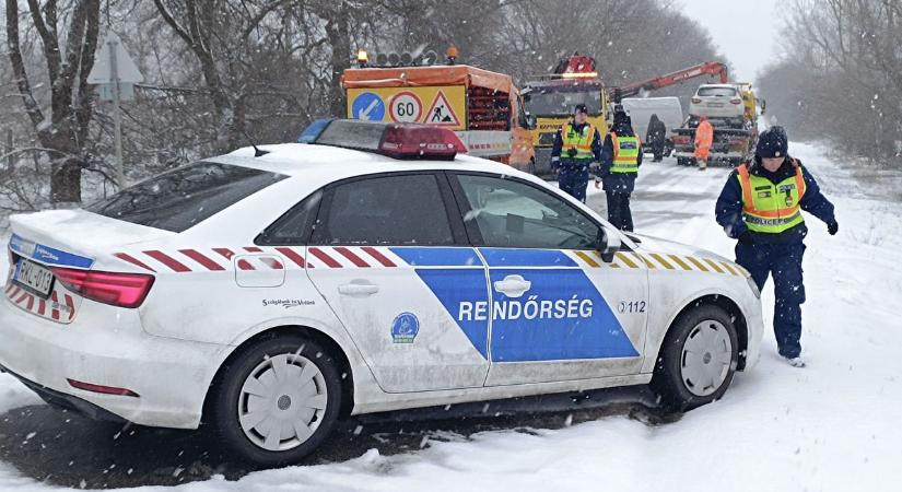 Halálos karambol, árokba csúszott autók – egymás után kapták a riasztásokat a tűzoltók