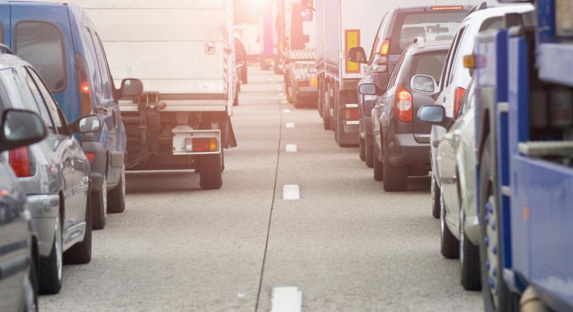 Torlódás az M1-esen, feloldották a korlátozást a magyar–szerb határátkelőhelyeken