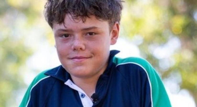 Egy 13 éves fiú négy órát úszott az óceánban, hogy megmentse a családját