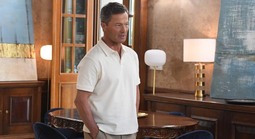 Stohl András nem várt a ceremóniáig: soron kívül osztott rózsát