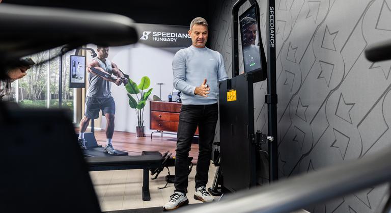 Egy erősítőgép mind felett, komplex konditerem egy négyzetméteren