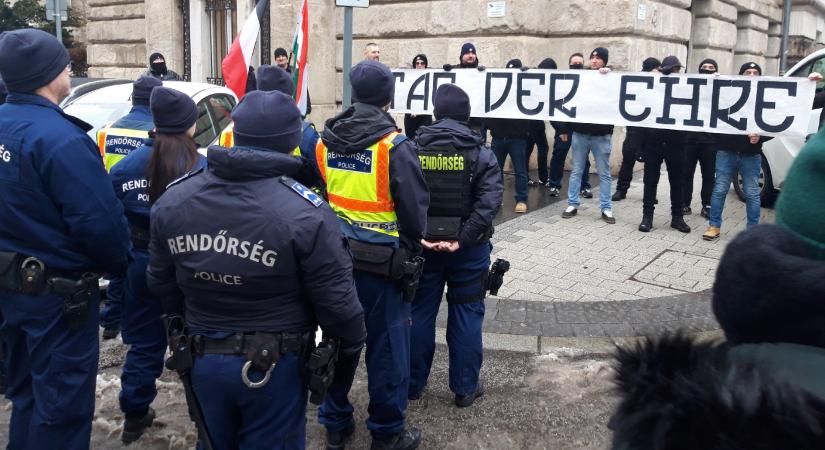 Szélsőjobbosok és rendőrsorfal a bíróságnál az Antifa-ügy miatt