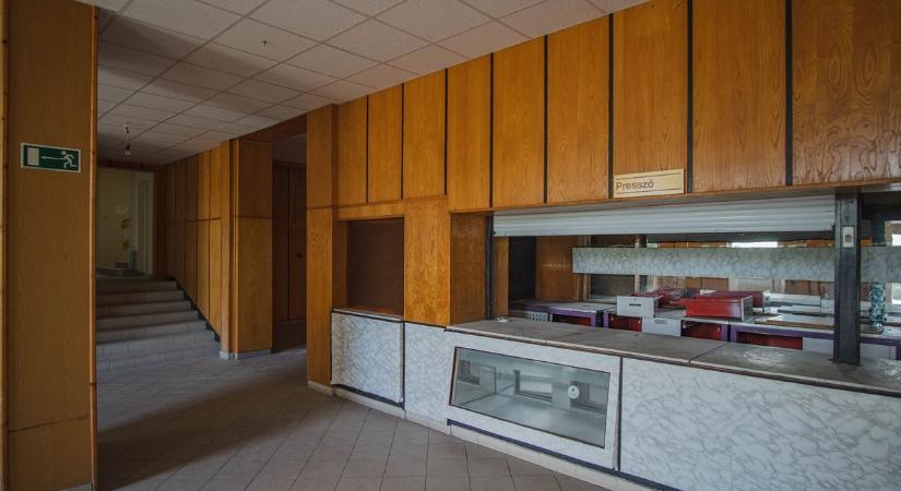 Az enyészet helyett a tétlenség marja ezt az elhagyott balatoni üdülőt (galéria)