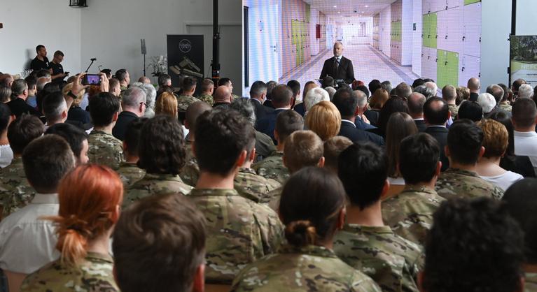 Kézigránátokról szóló digitális segédanyagot vetítettek le egy gimnáziumban, több diákot is felzaklatott a felvétel