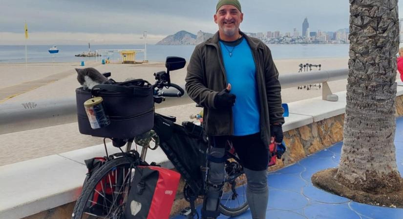 Hűséges macskájával tekerte át Európát a mozgássérült Gyula