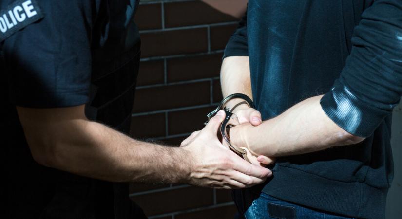 Márkás cipő helyett kacatokat kaptak az átvert magyarok: lecsapott a csalóra a rendőrség