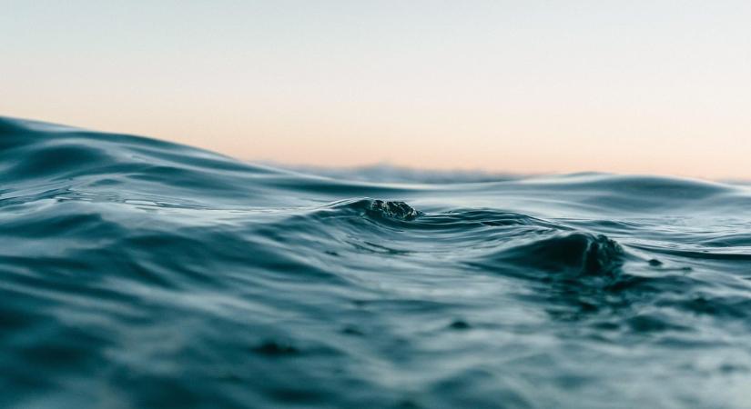 Médiasztár lett az a 13 éves fiú, aki órákig úszott a tengerben, hogy megmentse a családját