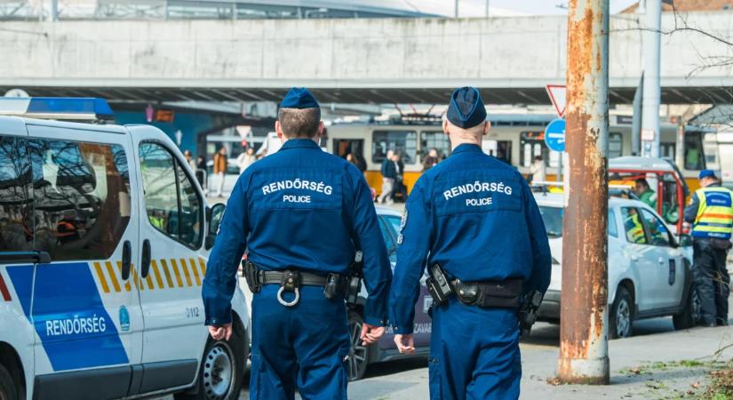 Civil rendőrautóból akart lopni egy férfi Budapesten