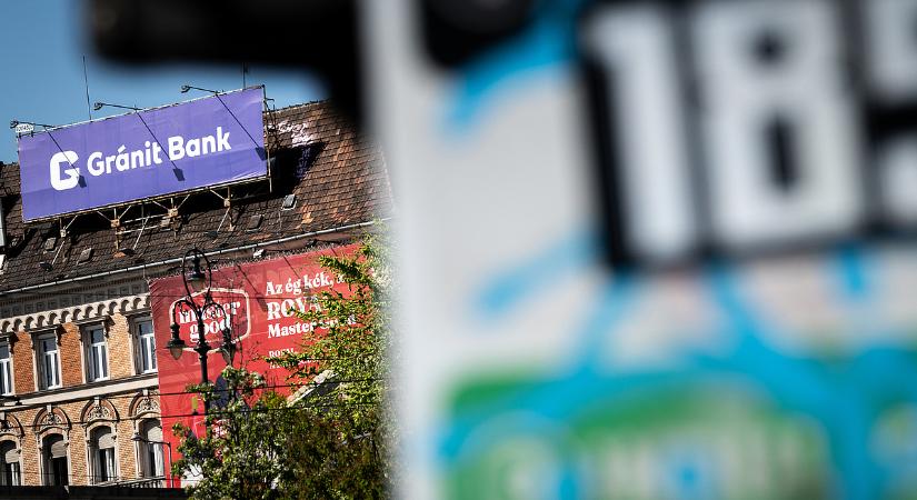 Egy bank fél ügyfélköre költségmentesen bankolt 2025-ben