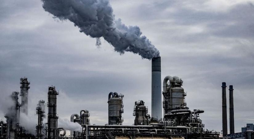 Az EU enyhítene legfontosabb klímavédelmi eszközén – meghosszabbítanák az ingyenes szén-dioxid-kibocsátási jogosultságokat