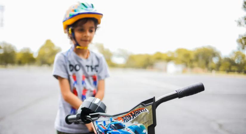 Vége a mobilnyomkodásnak az utca közepén? Keményen lecsap az új KRESZ az óvatlan gyalogosokra!