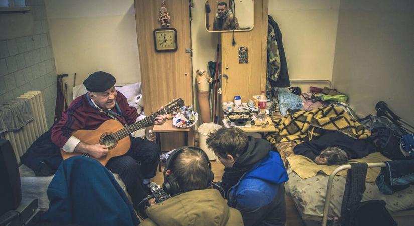 „Mondd, hogy mi lesz most velünk?” – A Papa megrázó látlelet az idősgondozásról