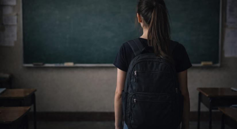 „Nem mert tiltakozni” – vádat emeltek a diáklányokat tolakodó érintésekkel zaklató tanár ellen