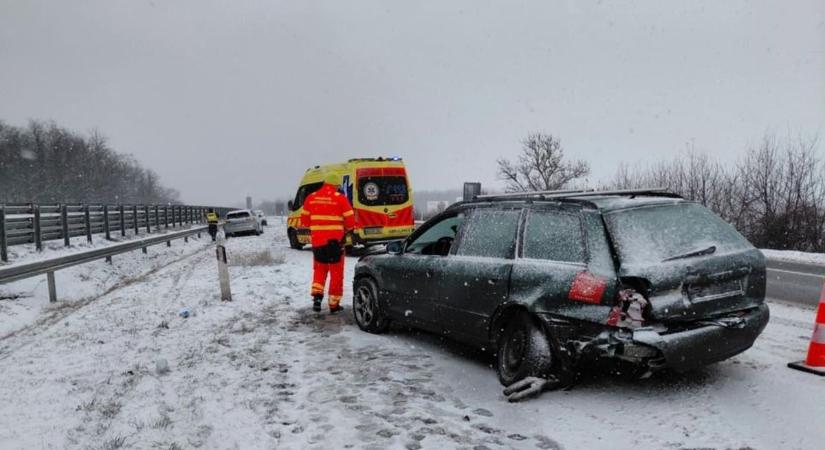 Nem kegyelmezett az időjárás: baleset baleset hátán Fejér vármegyében