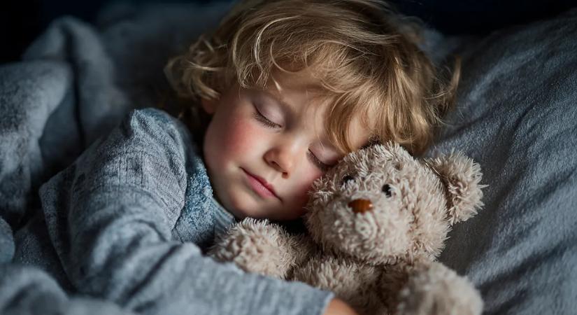 Maradjunk a gyerek mellett, amíg elalszik, vagy ez óriási hiba?