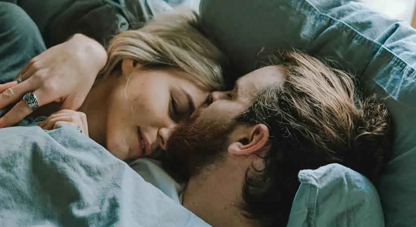 Még szex közben is mobiloznak a fiatal felnőttek