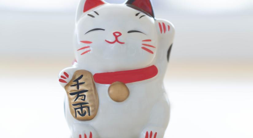 Amikor a szerencse egy cica képében mosolyog ránk – a Maneki-neko és a hozzá kapcsolódó szimbólumok története