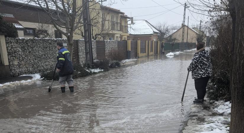 Megsérült egy vízcső Pesterzsébeten, elöntött egy utcát a víz