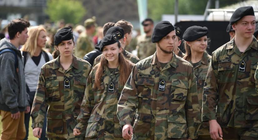 Felzaklatta a diákokat a kézigránátos oktatófilm, amit honvédelmi órán nézettek velük: a minisztérium szerint a tantárgy pont, hogy csökkenti a bizonytalanságot