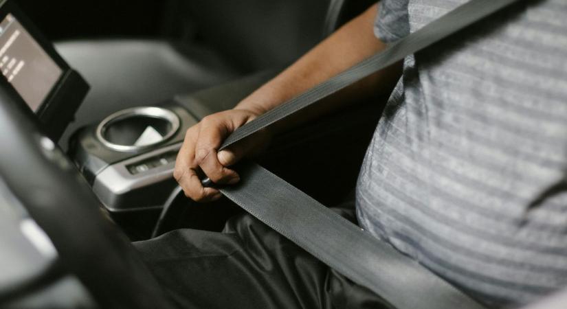 Telefon a pedálnál? Ezekkel indokolják, miért nincs bekötve a biztonsági öv ( videó)