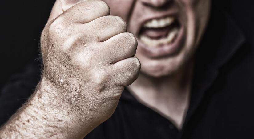 Újabb brutális erőszak: belehalt sérüléseibe a megtámadott jegyvizsgáló