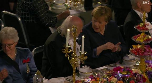 Krasznahorkai megköszönte, hogy Merkel mellett ülhetett