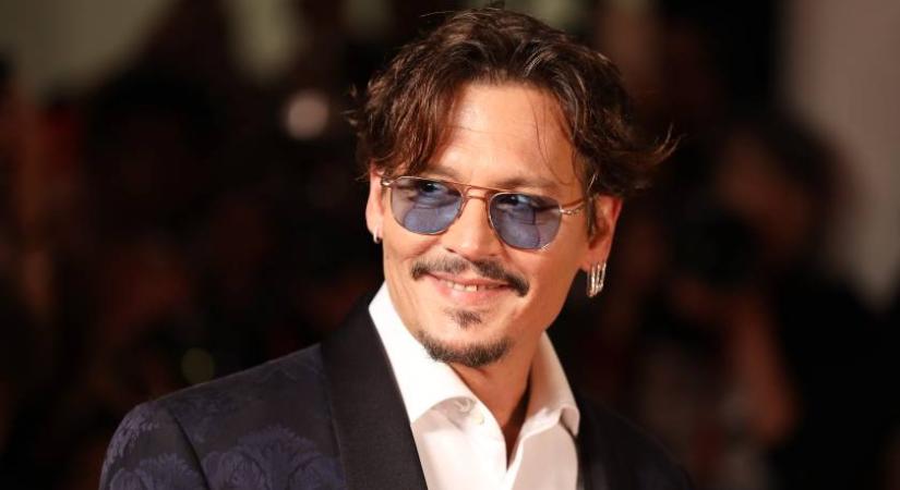 Johnny Depp mély ráncokkal és ősz hajjal felismerhetetlen: ilyen öregember lett belőle