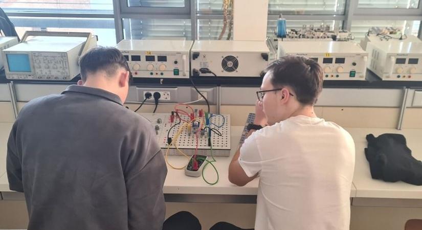 Egyetemi labor, robotika, nagy álmok – különleges lehetőséget kaptak a diákok