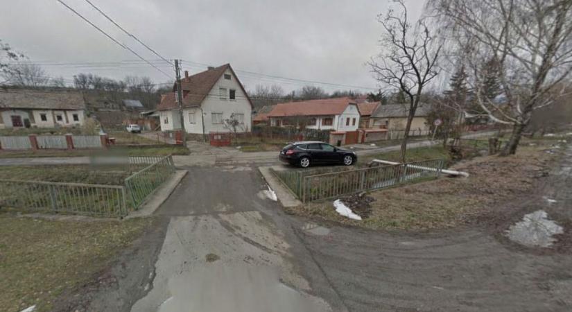 Figyelmeztetés: újra feltűnt a fekete autó? Házak udvarára sétál be egy férfi, több utcában és településen is látták