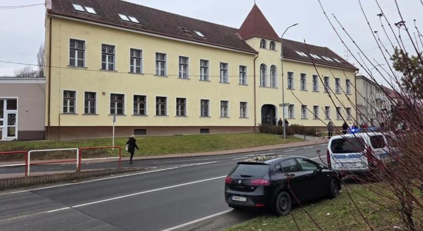 Vágújhelyi iskolai lövöldözés: egy hatodikos diák airsoft fegyverrel lőtt a társaira. Kettőt el kellett látni, de nincsenek életveszélyben