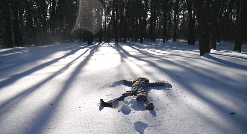 A hajnali fagyban egy hiányos öltözetű nőt találtak a rendőrök Ádándon