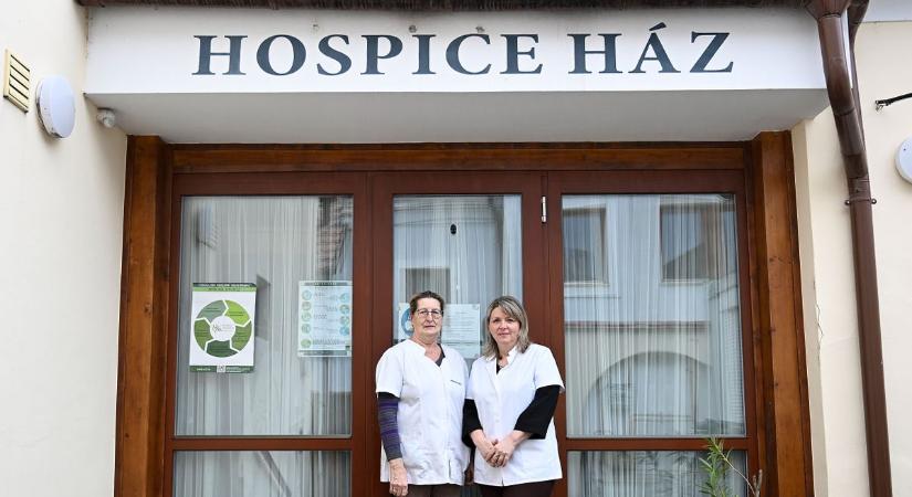 Hospice-ház Mosonmagyaróváron: tavaly 121 élete alkonyán lévő beteg kezét fogták