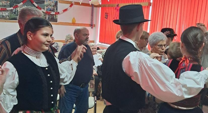 Farsangi folklórdélutánt tartottak a Jereván lakótelepen