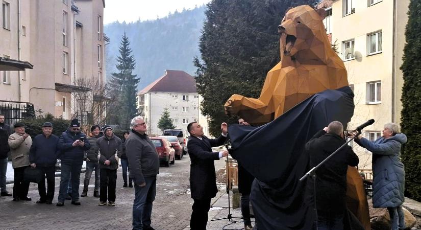 Monumentális medveszobrot avattak Tusnádfürdőn