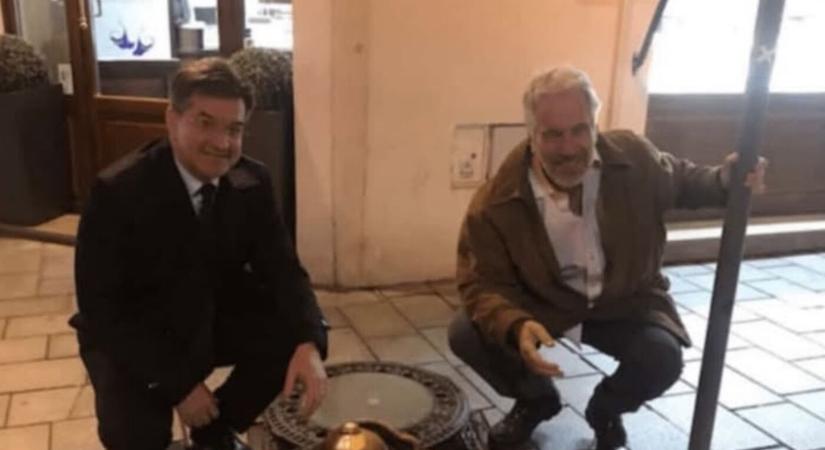 Sorra dőlnek ki a szekrényből a szlovákiai csontvázak Epsteinnel kapcsolatban. Lajčák megbánta, Fico tagad, a kitartott lányok hallgatnak