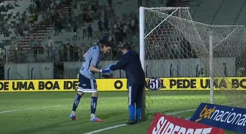 Félbeszakadt a meccs Brazíliában, amíg a kapus kiszaladt vécére – videó