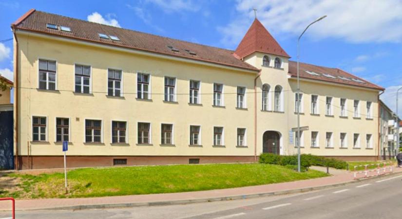 Airsoft puskával lövöldözött egy hatodikos diák egy vágújhelyi iskolában